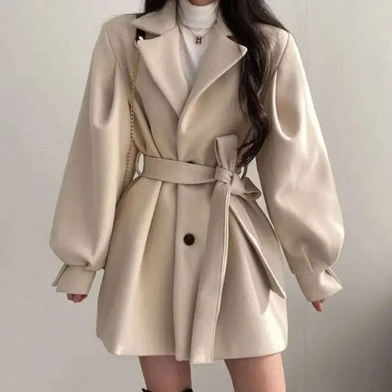 Drune | Kurzer Trenchcoat Mit Gürtel und Ballonärmeln