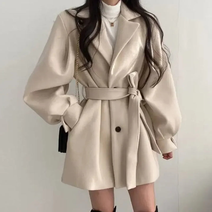 Drune | Kurzer Trenchcoat Mit Gürtel und Ballonärmeln