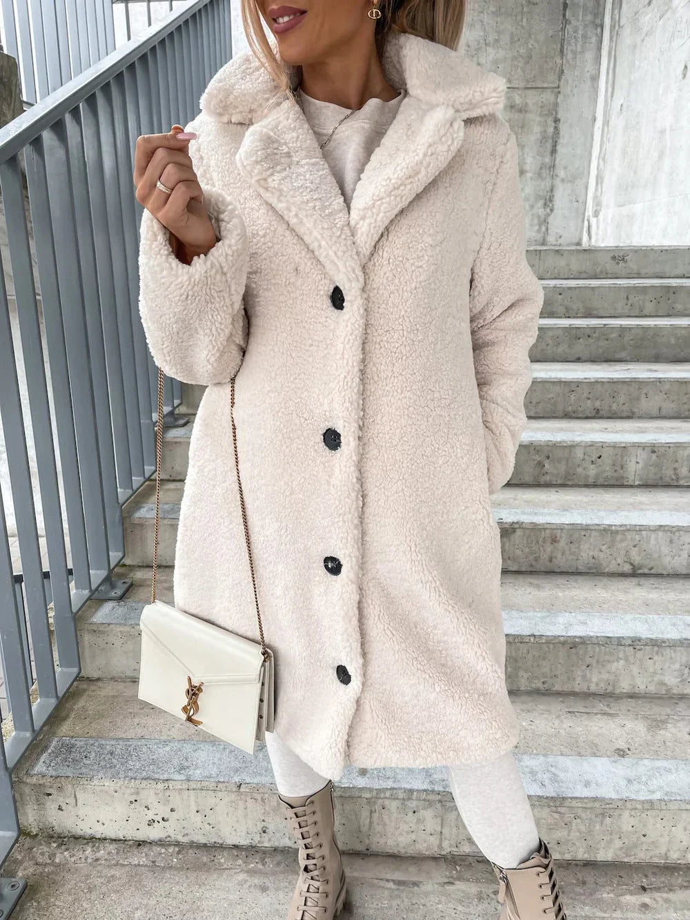 Drune | Lange Jacke, Teddylook mit Knöpfen