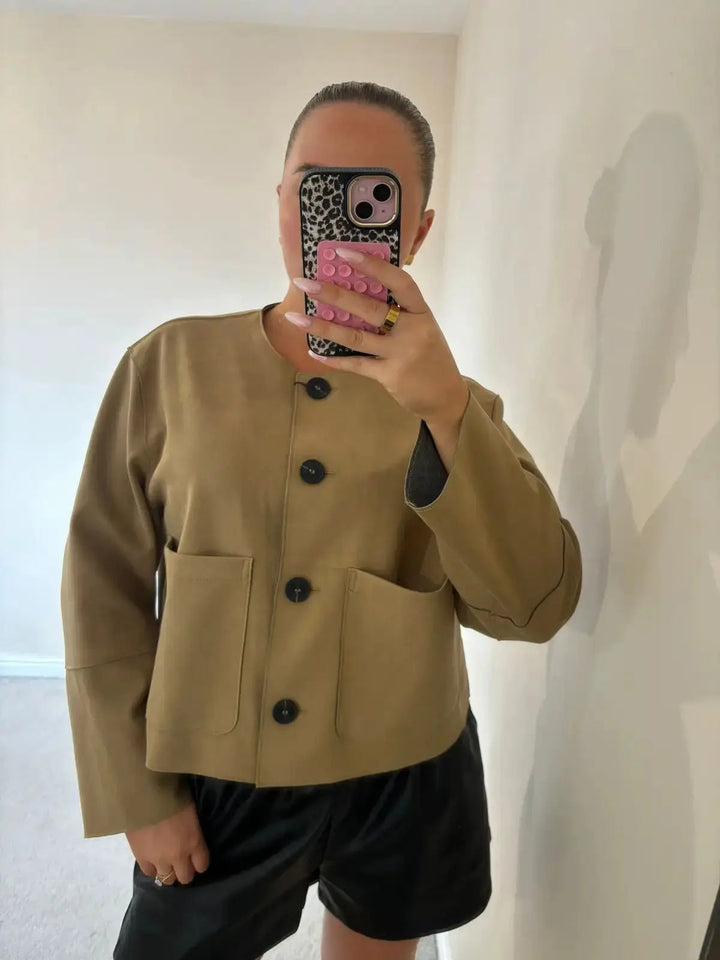 Drune | Damen Bomberjack mit Minimalistischem Design und Knopfleiste
