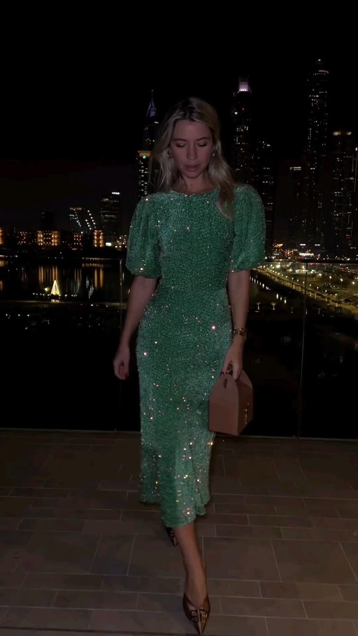 Drune - Maxikleid mit Rundhalsausschnitt und Paillettenärmeln