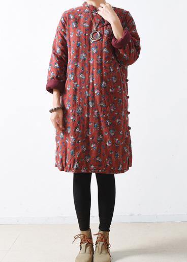 Drune | rotes lässiges Outfit oversized Winterjacke Stehkragen seitlich offene Mäntel