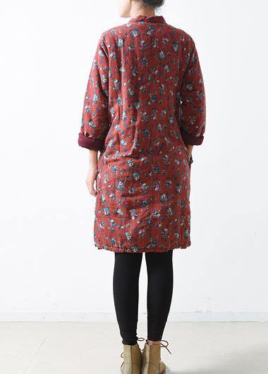 Drune | rotes lässiges Outfit oversized Winterjacke Stehkragen seitlich offene Mäntel