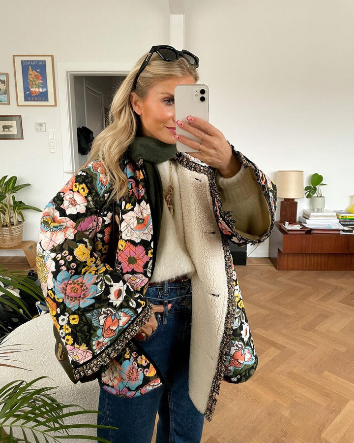 Spiegel-Selfie Einer Frau In Einer Jacke Mit Blumenprint