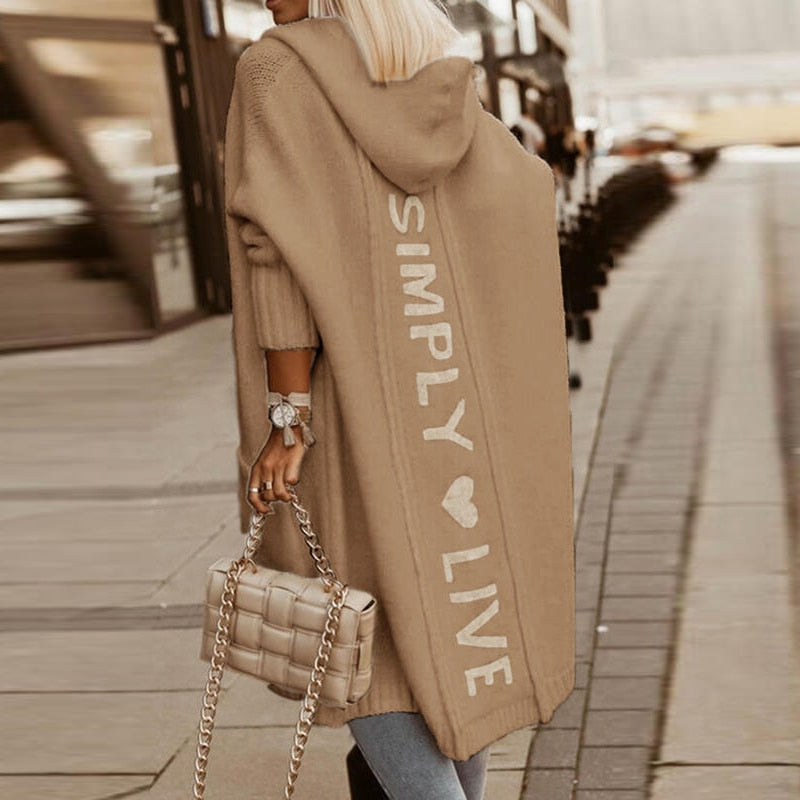 Drune Kuscheliger Kapuzen-Kuschelmantel: Damen Strickjacke mit Buchstaben-Print