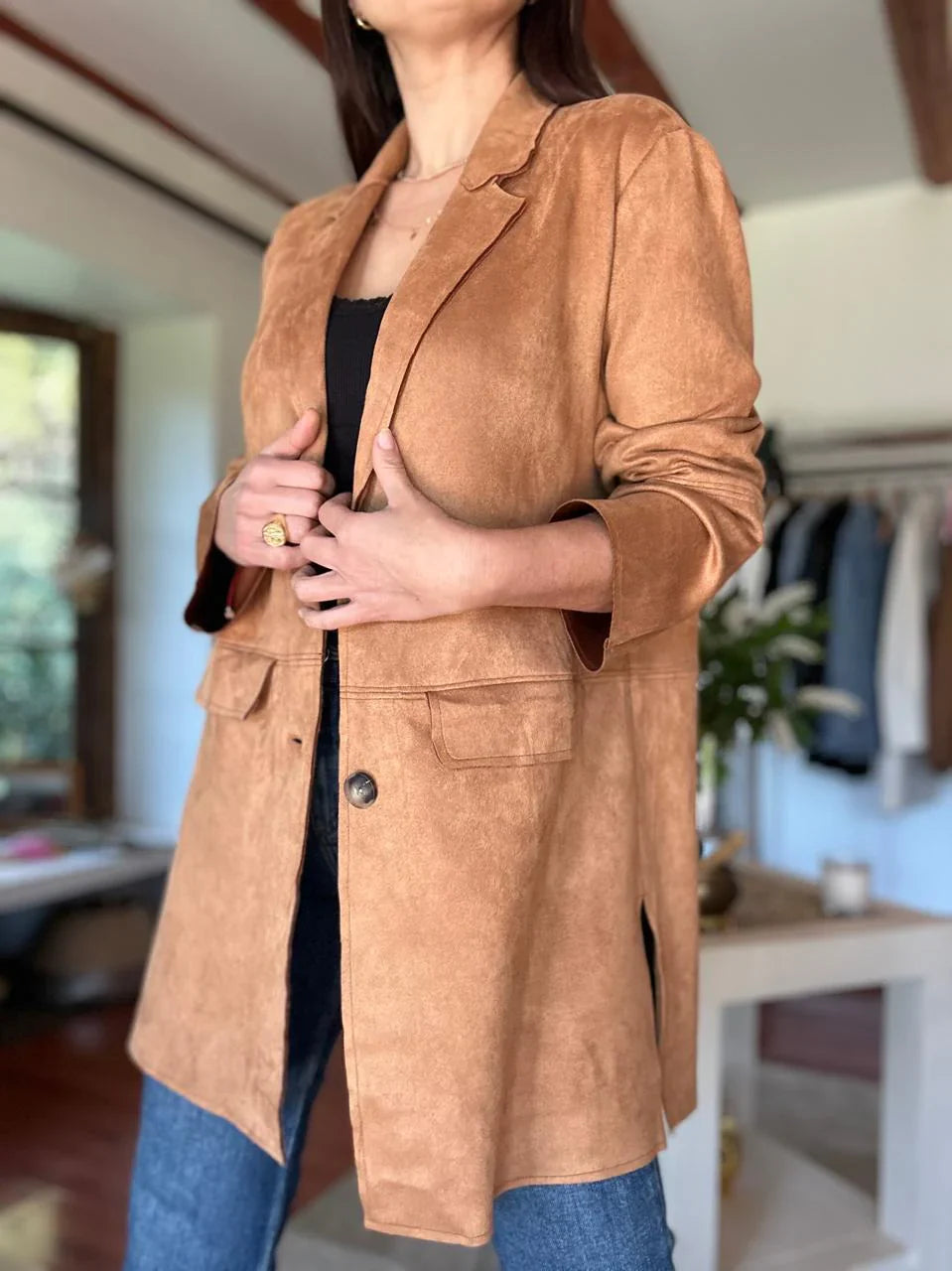 Drune | Wildleder Blazer für Damen - taillierte camel-farbene Jacke mit Knöpfen und Taschen