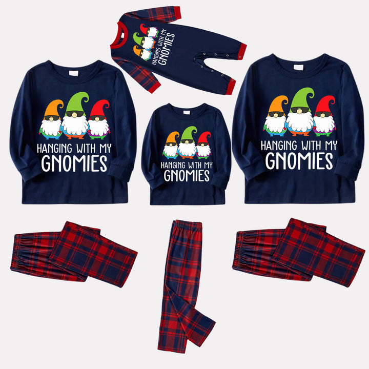 Drune | Drei Weihnachtsmänner "HANGING WITH MY GNOMIES" Monogramm Druck Blau Langarmoberteil mit klassischen roten und blauen karierten Hosen Familie passende Pyjamas
