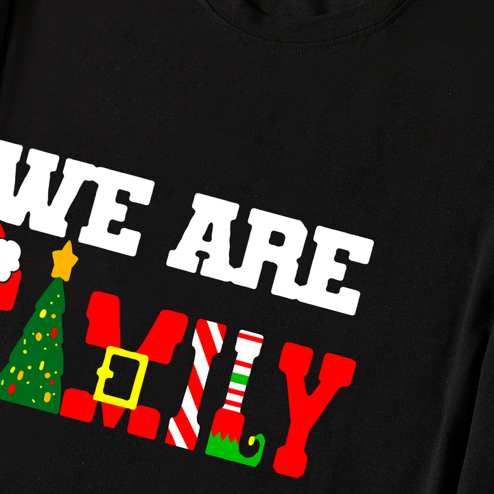 Drune | Weihnachten "Wir sind Familie" Textdruck schwarzes Langarmoberteil mit grün-schwarzem kariertem Familien-Pyjama