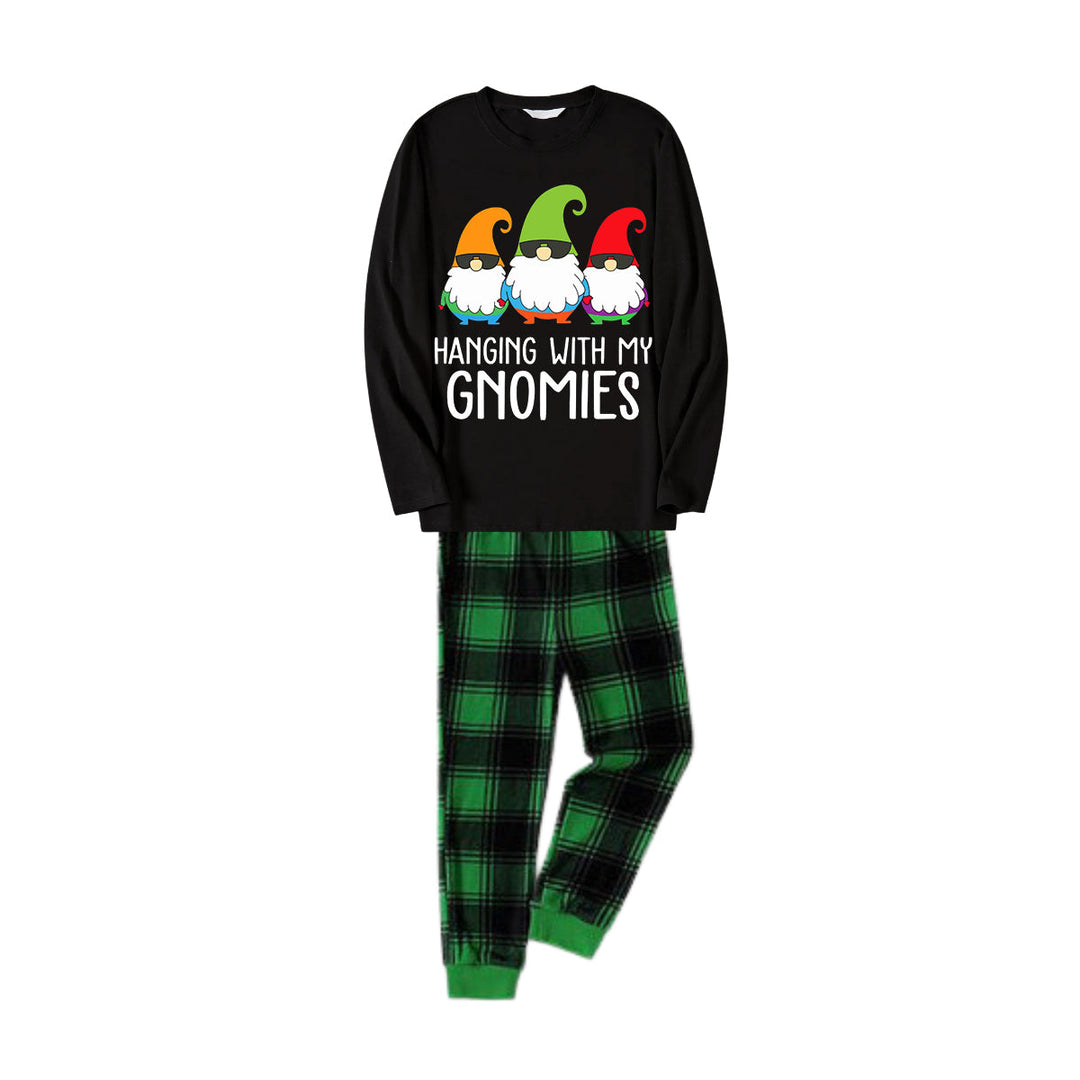 Drune | Three Santas "HANGING WITH MY GNOMIES" Monogram-Druck Schwarz Langärmliges Oberteil mit Vintage Grün und Schwarz Großes Karomuster Familie Passende Pyjamas