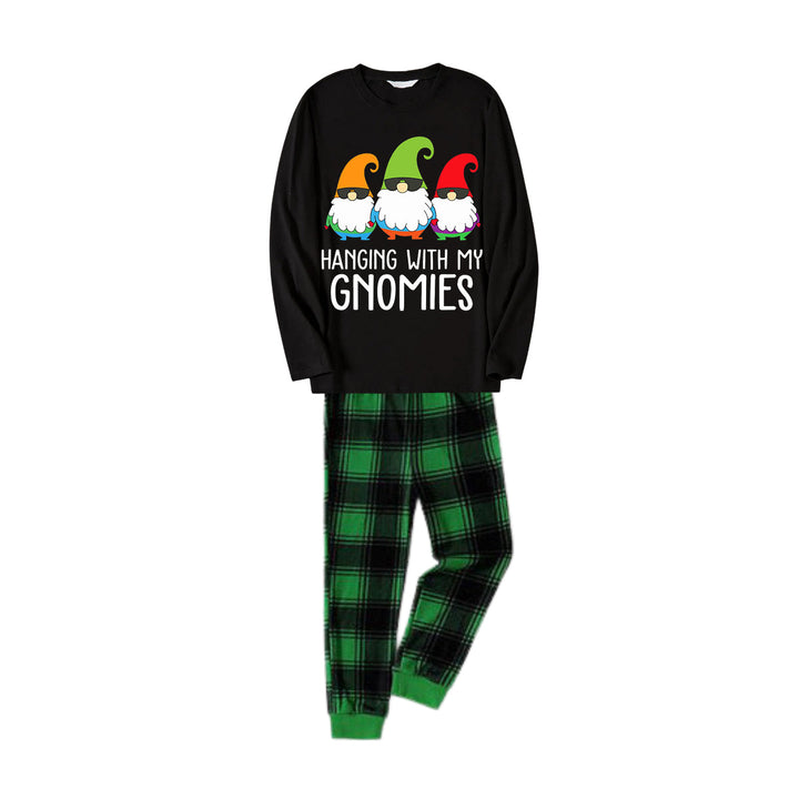 Drune | Three Santas "HANGING WITH MY GNOMIES" Monogram-Druck Schwarz Langärmliges Oberteil mit Vintage Grün und Schwarz Großes Karomuster Familie Passende Pyjamas