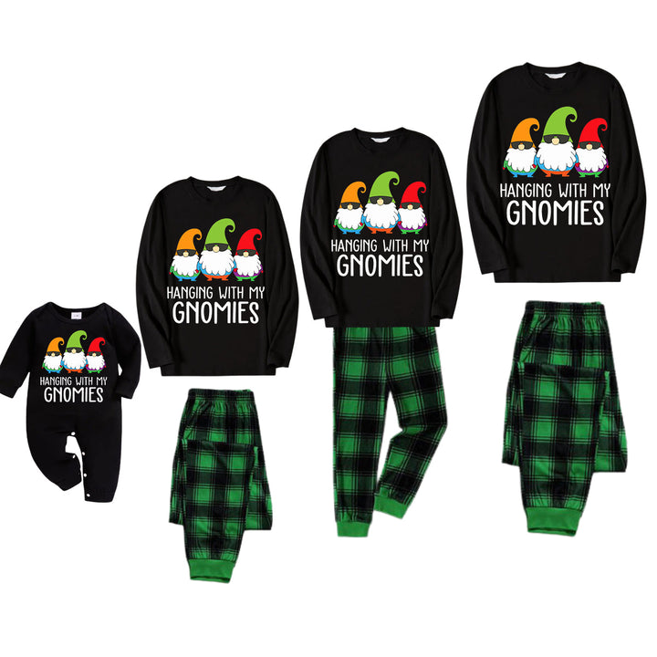 Drune | Three Santas "HANGING WITH MY GNOMIES" Monogram-Druck Schwarz Langärmliges Oberteil mit Vintage Grün und Schwarz Großes Karomuster Familie Passende Pyjamas