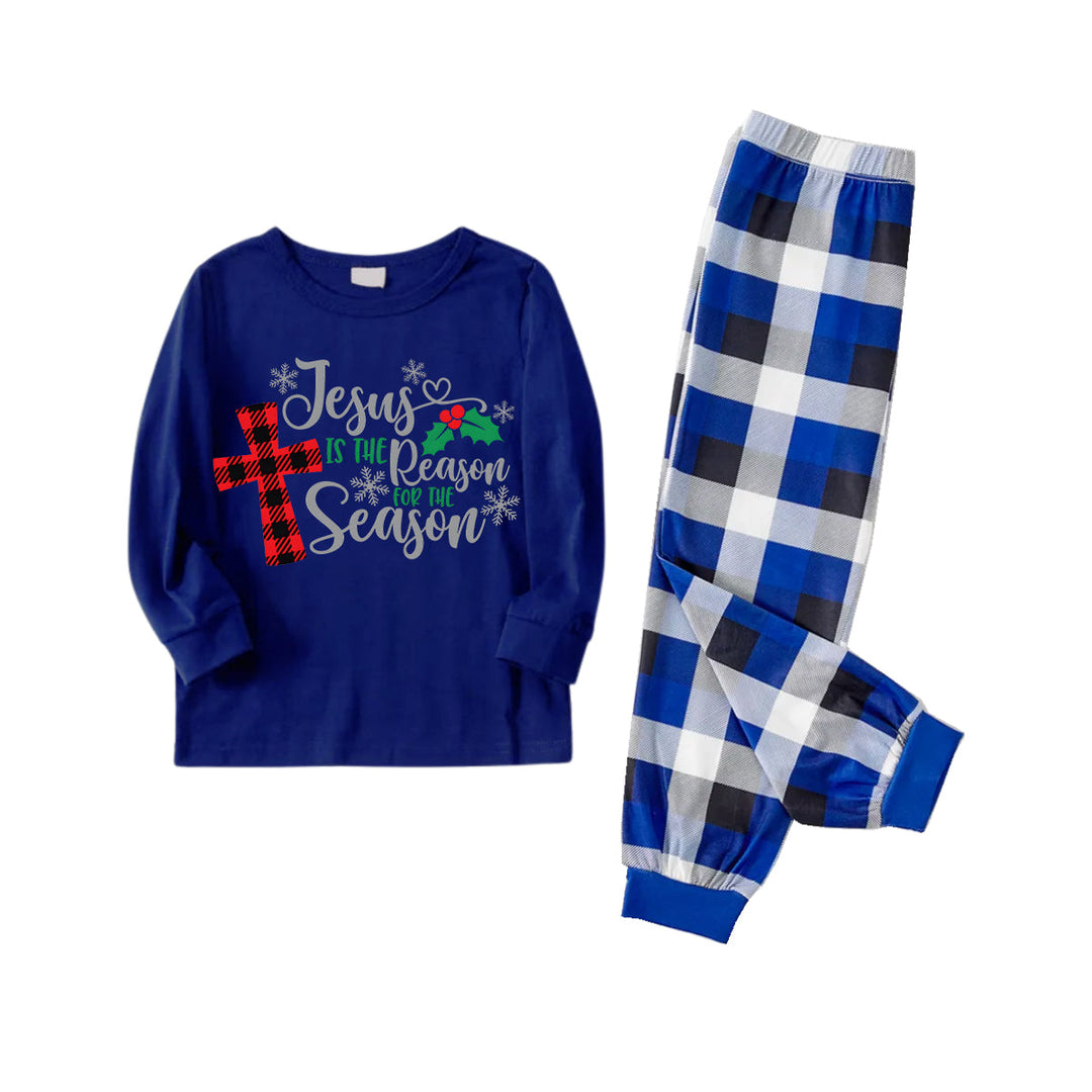 Drune | Weihnachten "Jesus ist der Grund für die Saison" Buchstaben Druck gemusterte blaue Langarmshirts mit blau-weiß-schwarzen karierten Hosen Familien passende Pyjamas