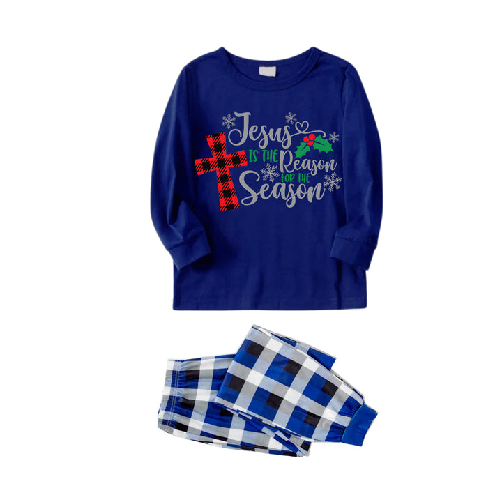 Drune | Weihnachten "Jesus ist der Grund für die Saison" Buchstaben Druck gemusterte blaue Langarmshirts mit blau-weiß-schwarzen karierten Hosen Familien passende Pyjamas