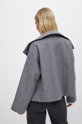 Drune | Damen Kurze Oversized Winterjacke mit Reverskragen und Doppelt Knopfrei