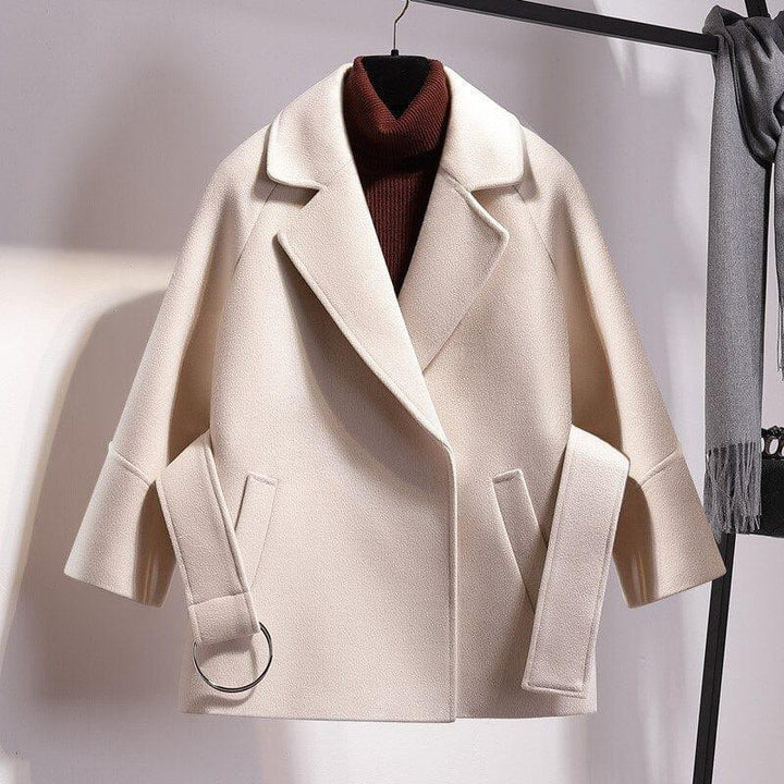 Drune | Damen Kurze Woll Winterjacke mit Breitem Gürtel und Reverskragen