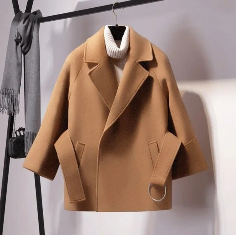 Drune | Damen Kurze Woll Winterjacke mit Breitem Gürtel und Reverskragen
