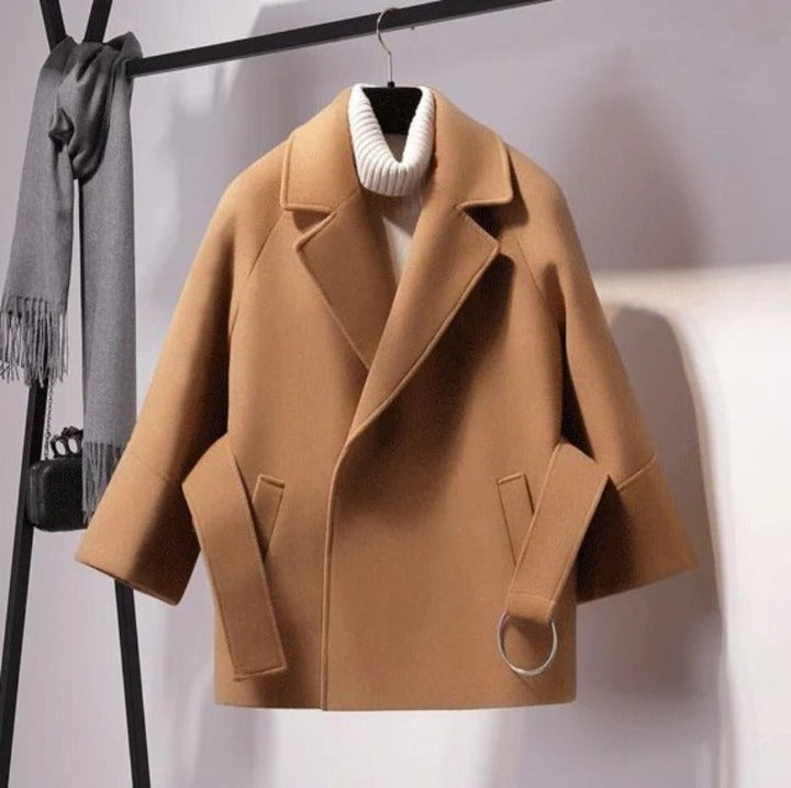 Drune | Damen Kurze Woll Winterjacke mit Breitem Gürtel und Reverskragen