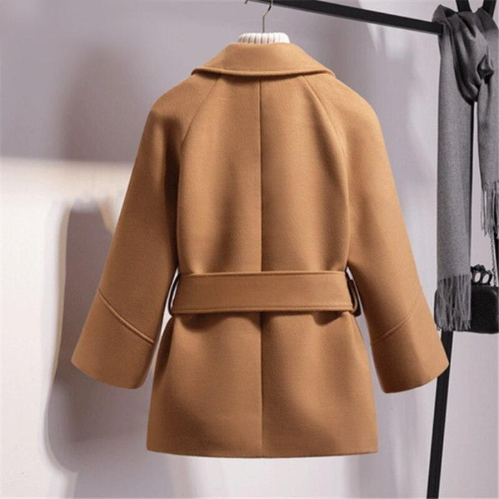 Drune | Damen Kurze Woll Winterjacke mit Breitem Gürtel und Reverskragen