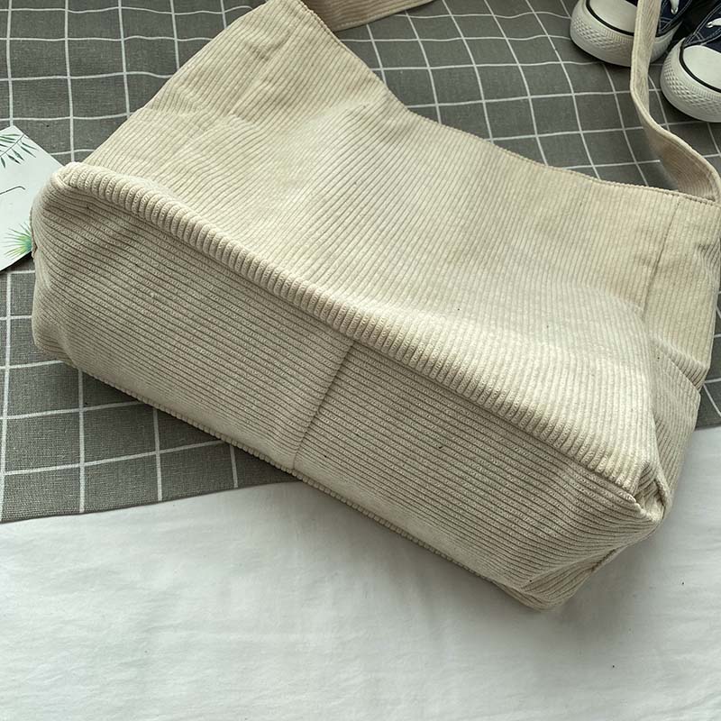 Drune | Weite Corduroy Schultertasche
