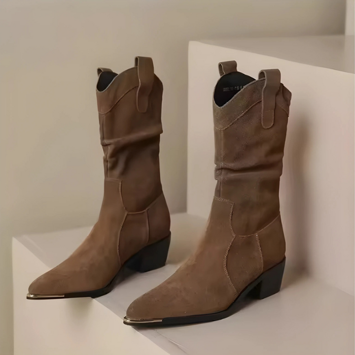 Drune | Boots - Wildleder-Optik - Oberschenkelhoch - Spitz zulaufende Metallkappe - Blockabsatz