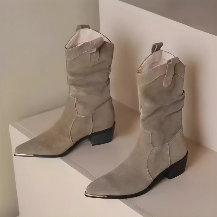 Drune | Boots - Wildleder-Optik - Oberschenkelhoch - Spitz zulaufende Metallkappe - Blockabsatz