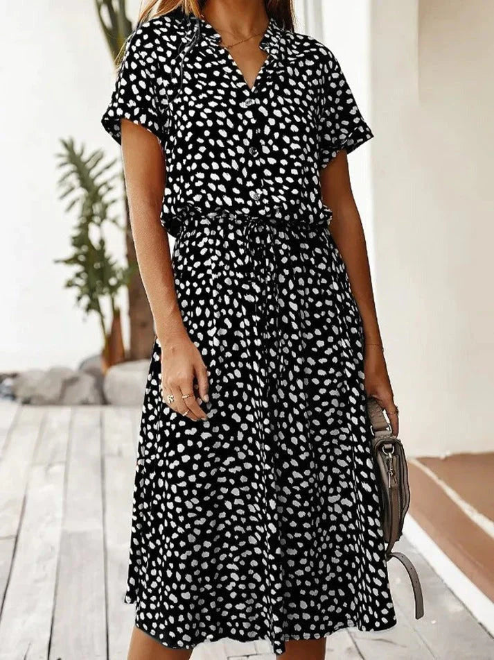 Drune - Elegantes kurzärmliges Hemdblusenkleid mit Polka Dots und Kordelzug in der Taille