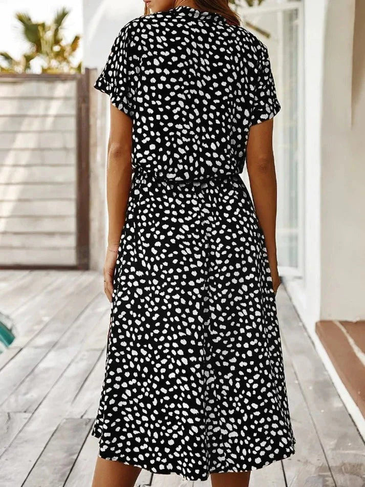 Drune - Elegantes kurzärmliges Hemdblusenkleid mit Polka Dots und Kordelzug in der Taille