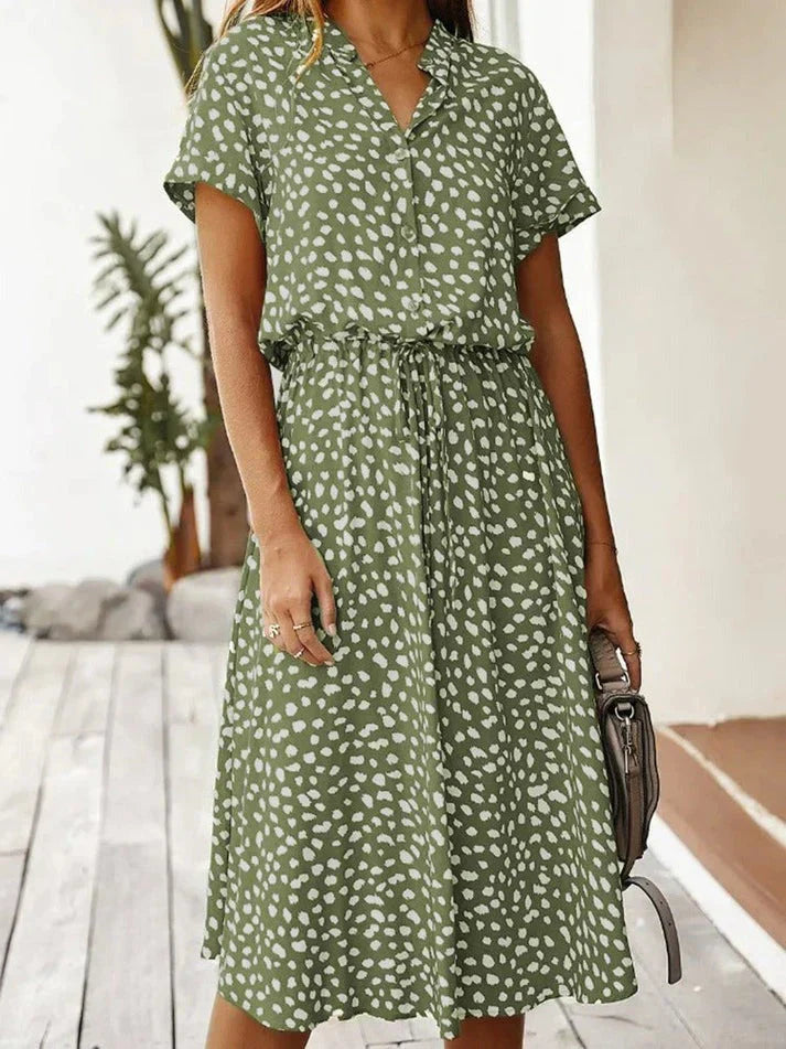 Drune - Elegantes kurzärmliges Hemdblusenkleid mit Polka Dots und Kordelzug in der Taille