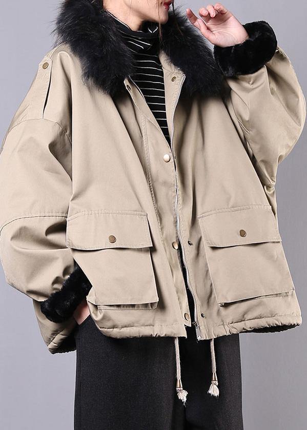 Drune | Locker sitzende Schneejacken Taschen Wintermäntel khaki Kunstfellkragen lässiges Outfit