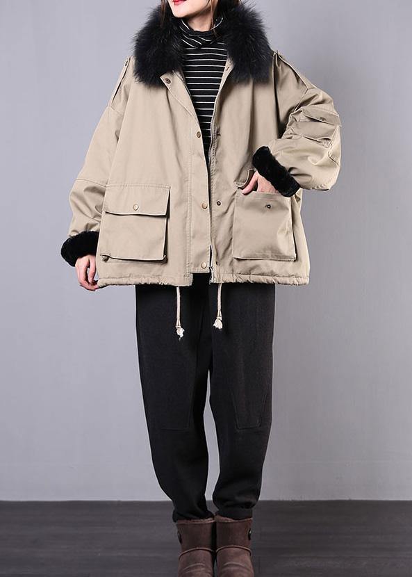 Drune | Locker sitzende Schneejacken Taschen Wintermäntel khaki Kunstfellkragen lässiges Outfit