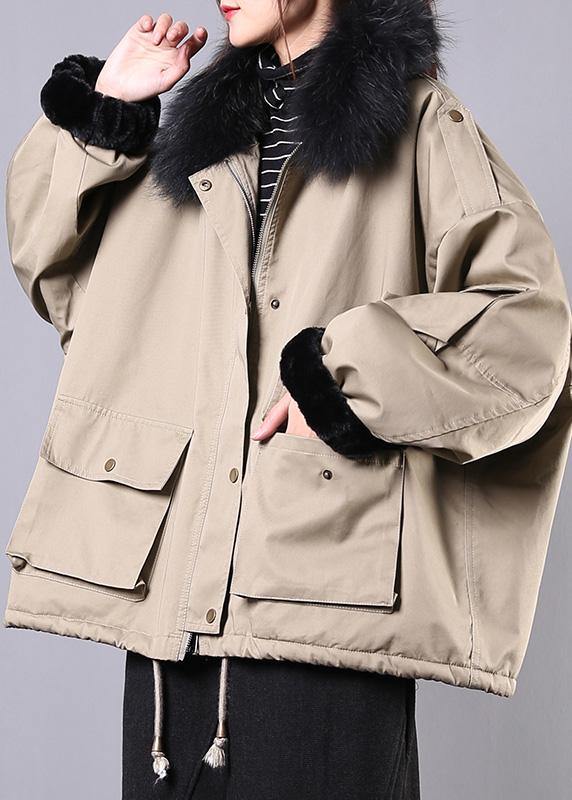 Drune | Locker sitzende Schneejacken Taschen Wintermäntel khaki Kunstfellkragen lässiges Outfit