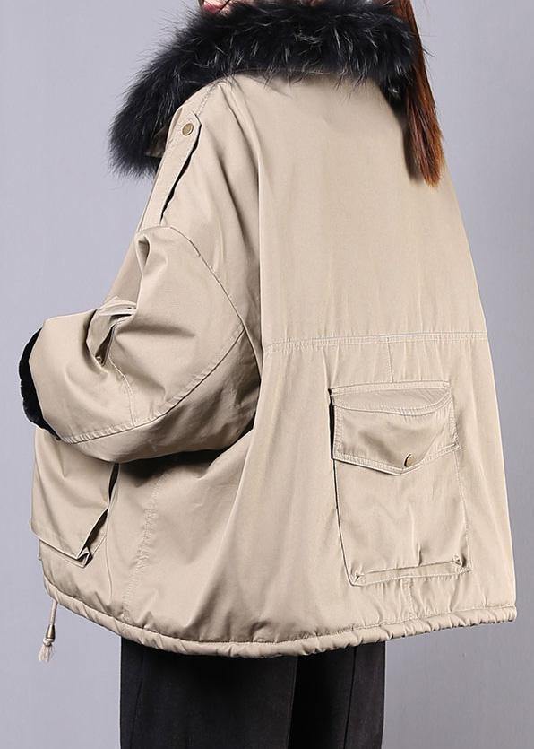 Drune | Locker sitzende Schneejacken Taschen Wintermäntel khaki Kunstfellkragen lässiges Outfit