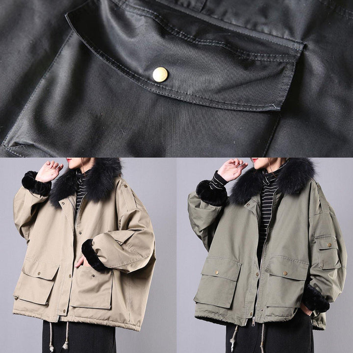 Drune | Locker sitzende Schneejacken Taschen Wintermäntel khaki Kunstfellkragen lässiges Outfit