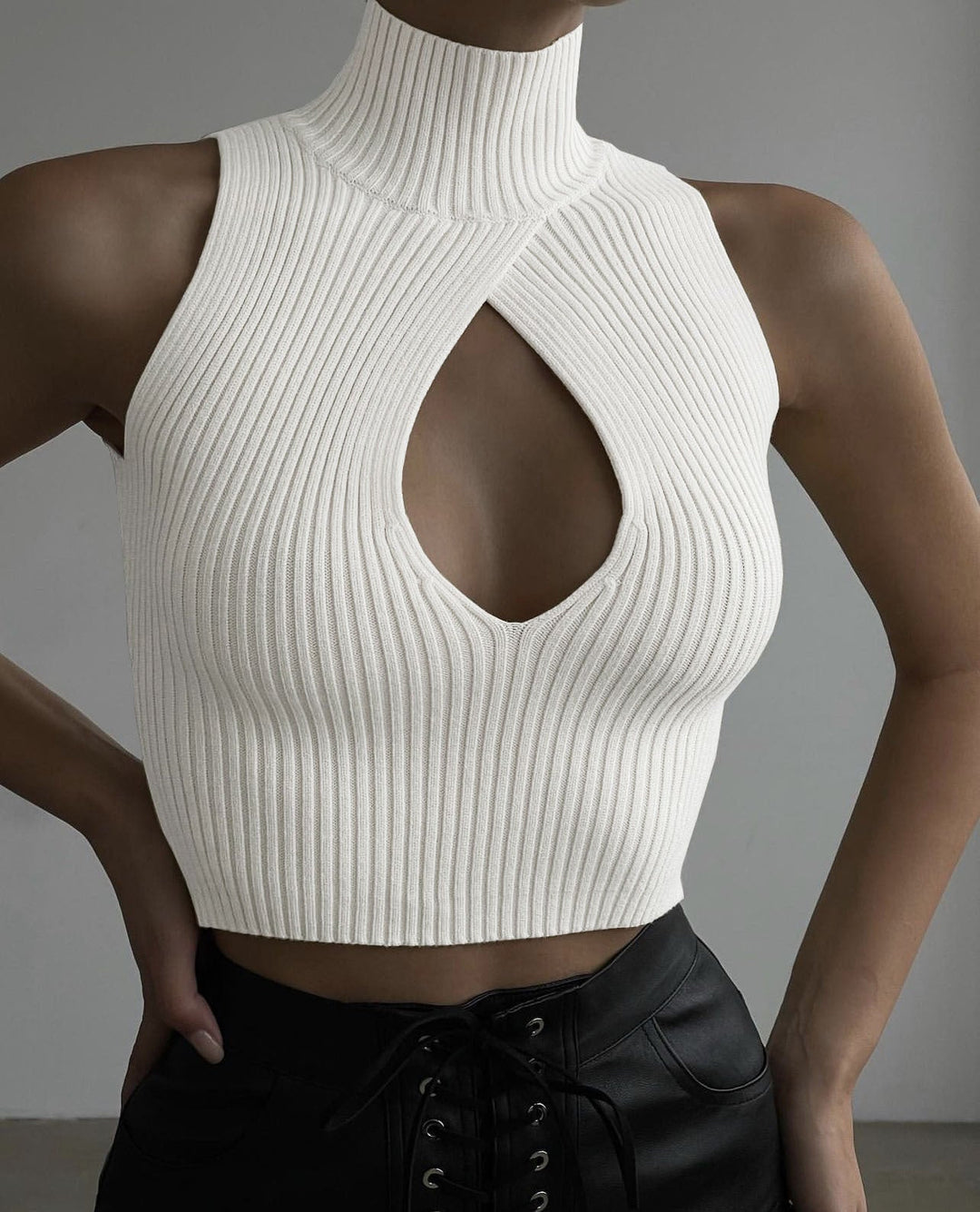 Damen Crop-Top mit hohem Kragen und tiefem Ausschnitt Drune