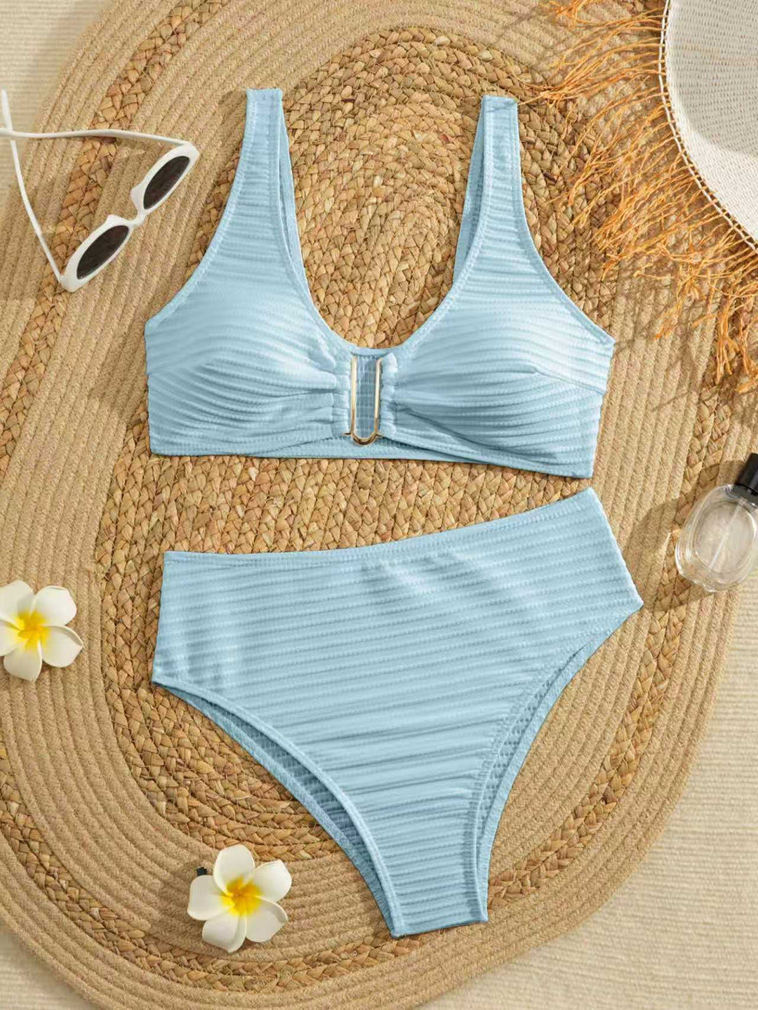 Damen Bikini-Set mit moderner Rippstruktur und eleganten Goldakzenten Drune