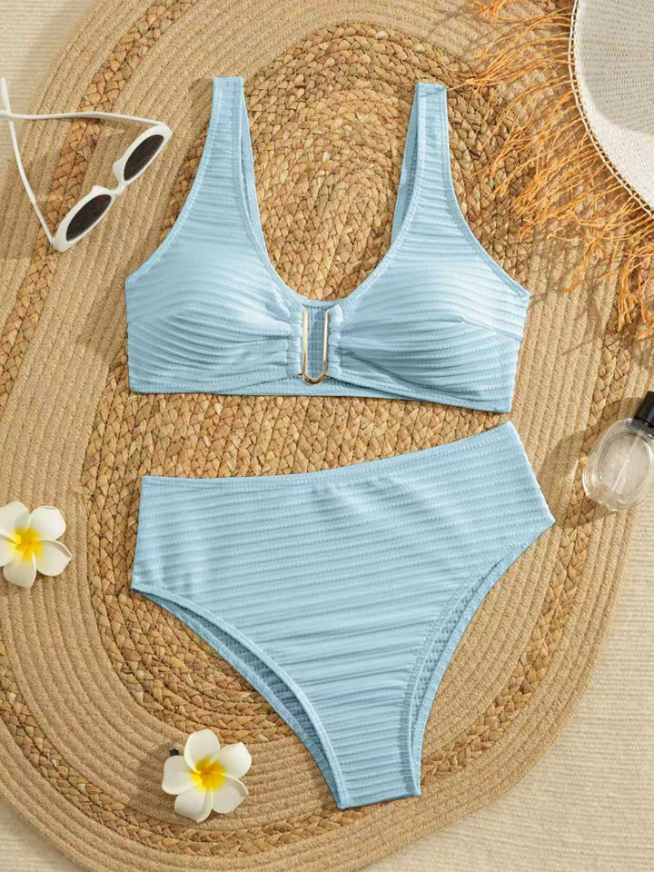Damen Bikini-Set mit moderner Rippstruktur und eleganten Goldakzenten Drune