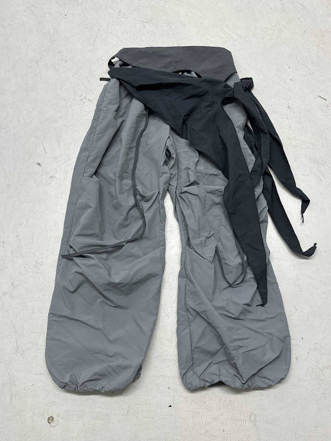 Damen modische High-Waist-Hose mit asymmetrischem Design und seitlichem Bindegurt Drune