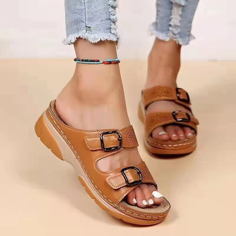 Damen nan Doppelriemen-Pantolette mit Laserperforation, verstellbaren Metallschnallen und gepolstertem Keilfußbett Drune