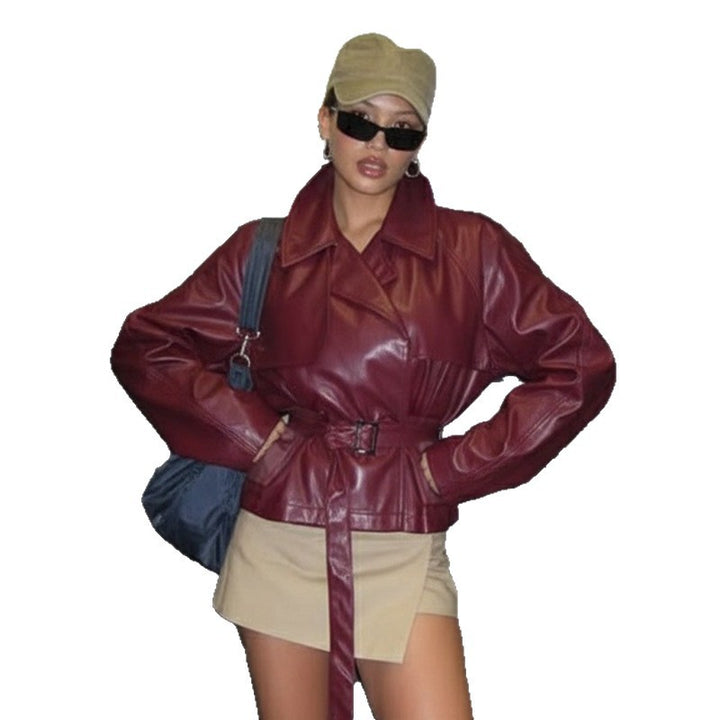 Damen nan kurzes Kunstleder-Trenchcoat mit Taillengürtel, breitem Revers und Cape-Detail Drune