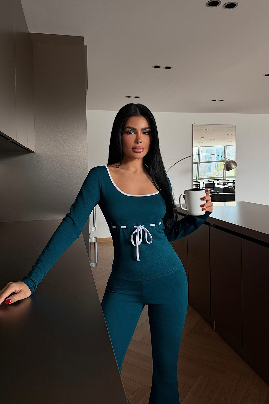 Damen eleganter Jumpsuit mit tiefem V-Ausschnitt und taillierter Silhouette Drune