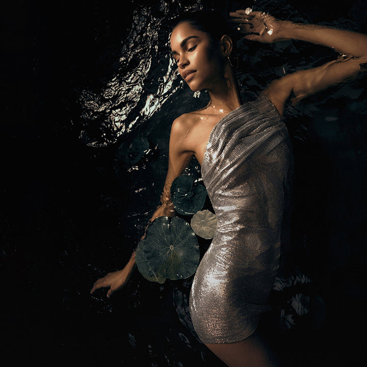 Damen schimmerndes Mini-Etuikleid mit asymmetrischen Trägern und elegantem Drapierungsdetail Drune