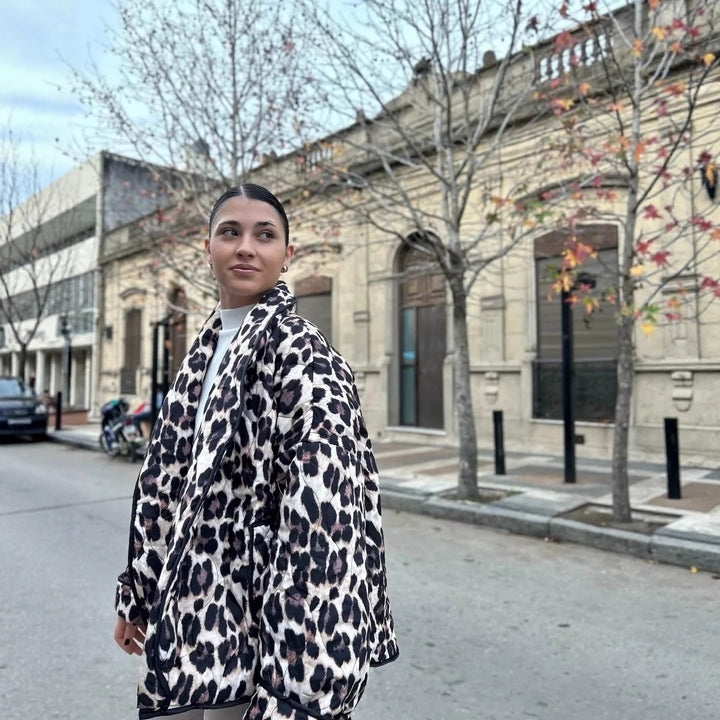 Damen Leoprint Bomberjacke mit stylischem Schnitt und praktischen Taschen Drune