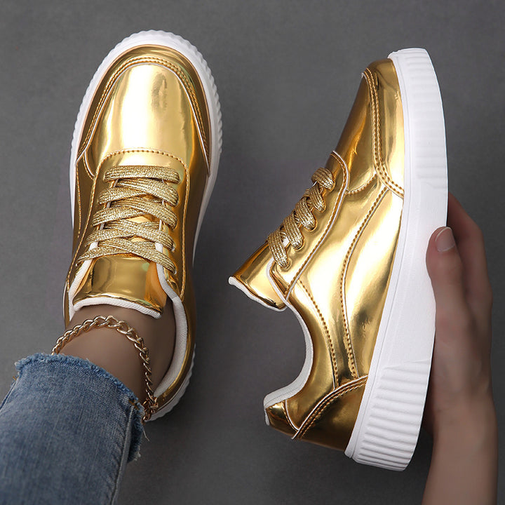 Damen nan niedrig geschnittener Sneaker mit spiegelnder Lackoberfläche, gepolstertem Schaft und erhöhter Laufsohle mit Rillenprofil Drune