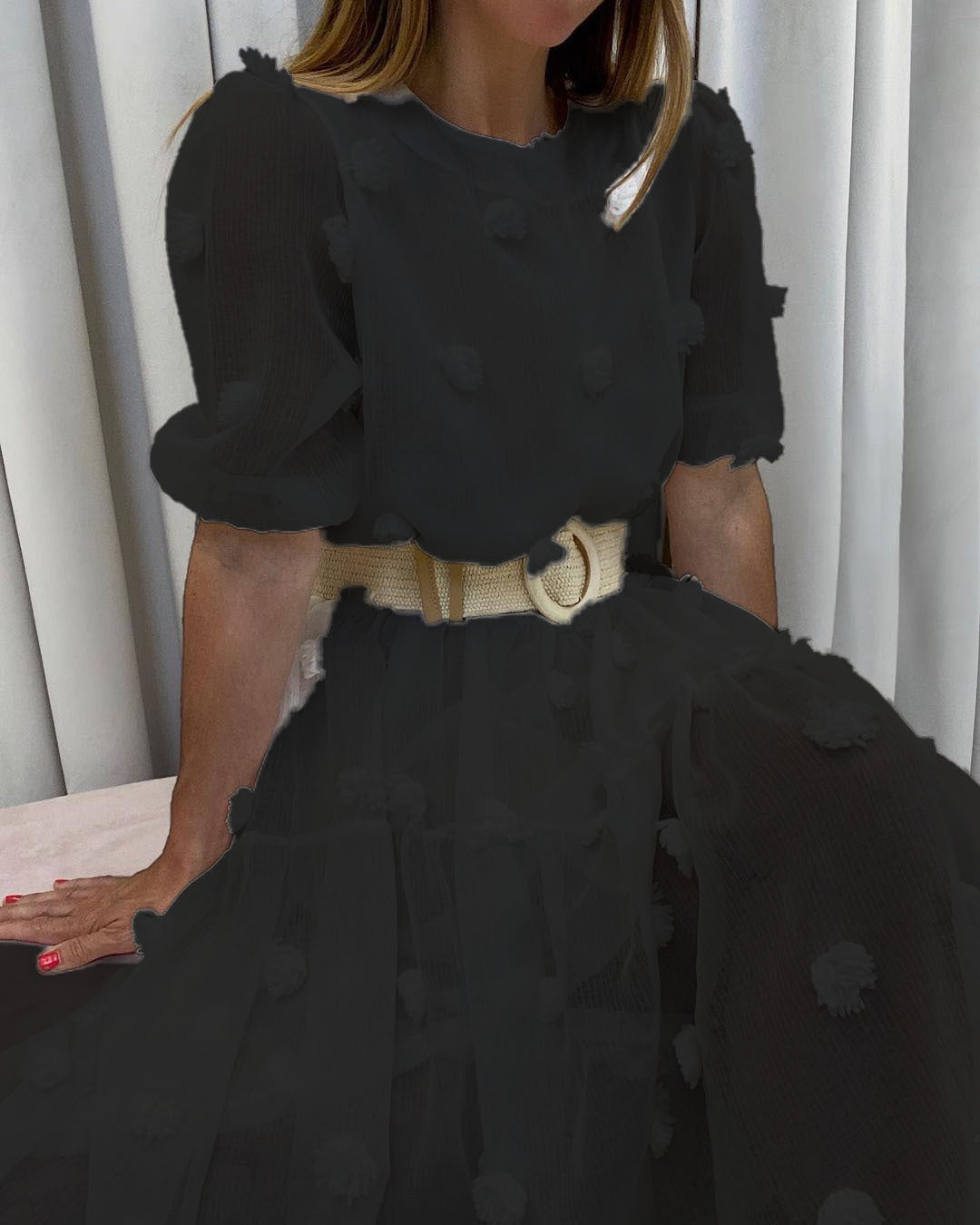 Damen Kleid mit volumetrischen Puffärmeln und dekorativen Fransen Drune
