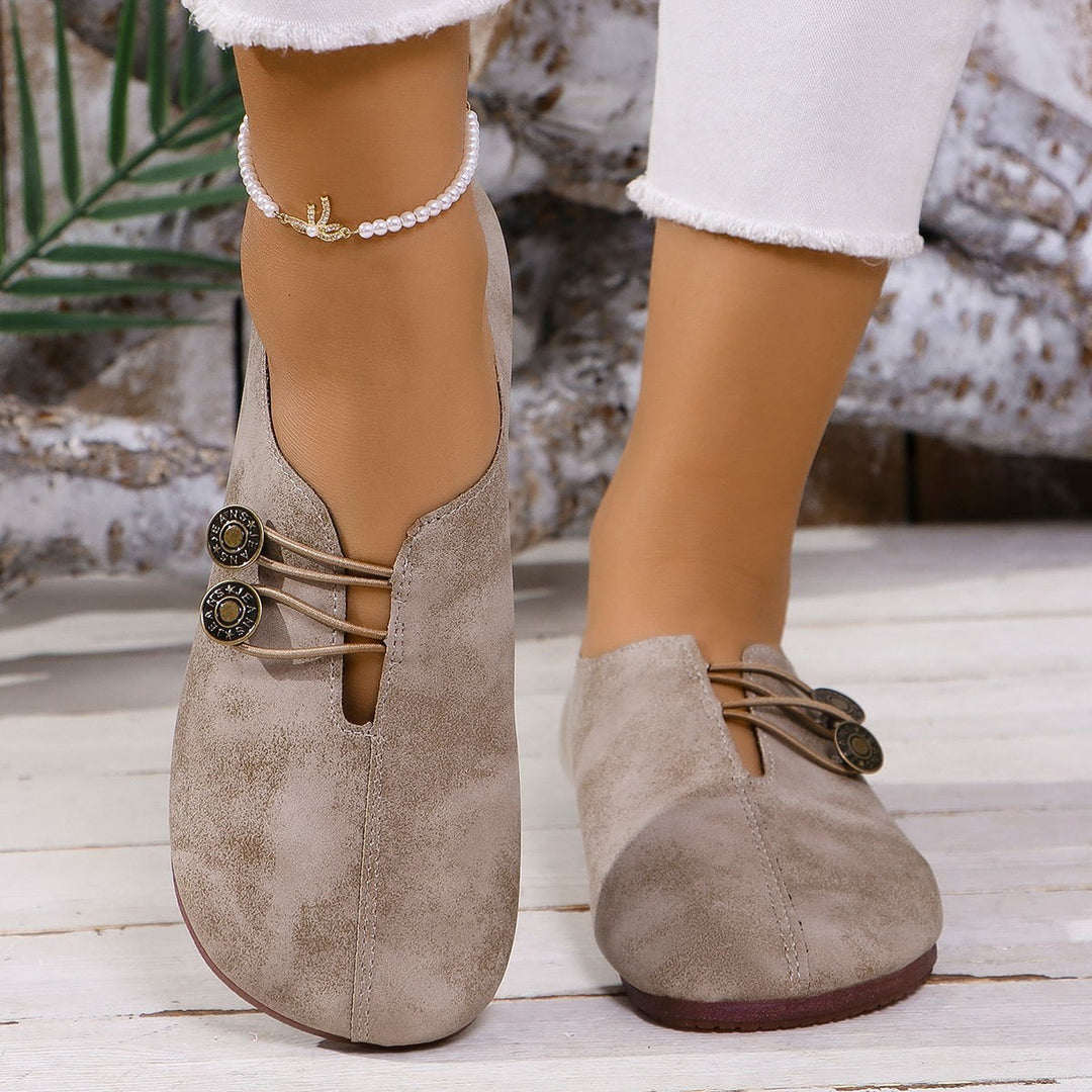 Damen nan weiche vintageinspirierte Ballerina Slipper mit dekorativen Metallknöpfen und elastischer Schnürung Drune