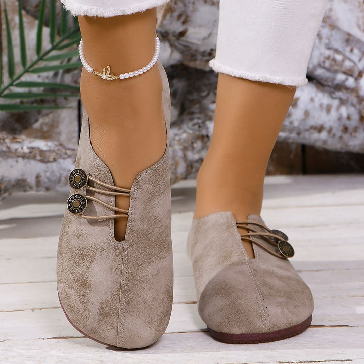 Damen nan weiche vintageinspirierte Ballerina Slipper mit dekorativen Metallknöpfen und elastischer Schnürung Drune