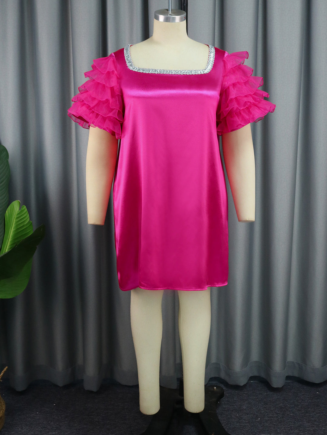 Damen festliches Minikleid mit voluminösen Rüschensäumen und glitzerndem Ausschnitt Drune
