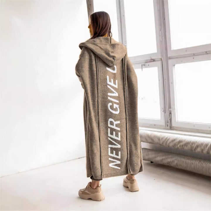 Damen gemütlicher Strickponcho mit Kapuze und einzigartigem Schriftzug Drune