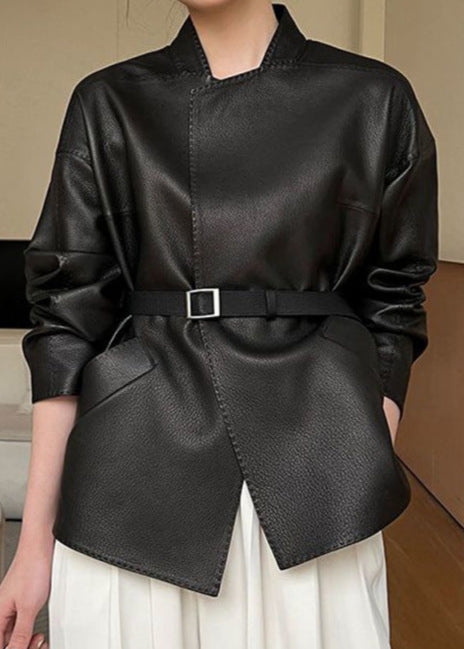 Drune | Gürtelte Kunstlederjacke – Minimalistisches Wickeldesign