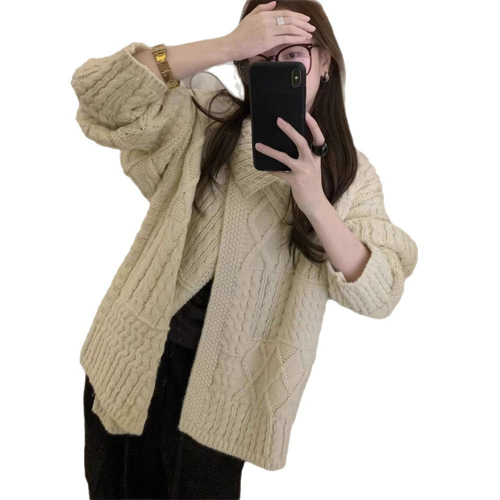 Damen Grobstrickjacke mit hochstehendem Kragen und einzigartigen Zopfmustern Drune